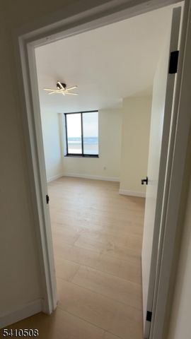 1740 Harmon Cove Tower, Secaucus Town, NJ 07094