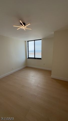 1740 Harmon Cove Tower, Secaucus Town, NJ 07094