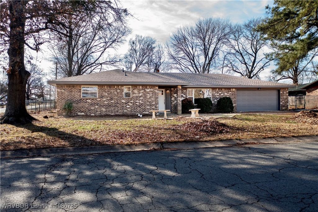 922 E Hazel, Sallisaw, OK 74955