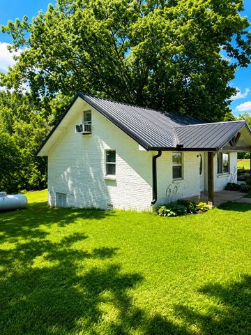 361 Hawkins Rd, Westmoreland, TN 37186