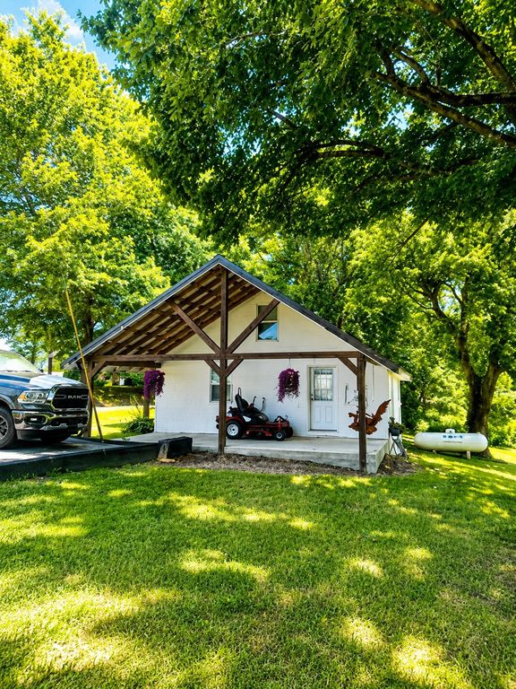 361 Hawkins Rd, Westmoreland, TN 37186