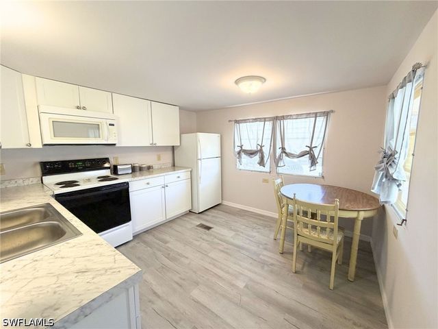 114 Rose LN 111, Naples, FL 34114