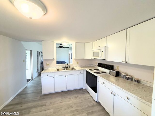 114 Rose LN 111, Naples, FL 34114