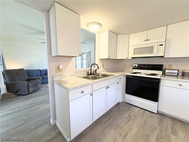 114 Rose LN 111, Naples, FL 34114