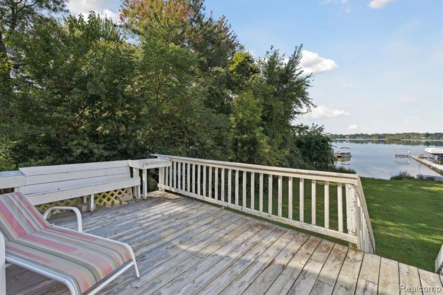 14206 Eastview Drive, Fenton, MI 48430