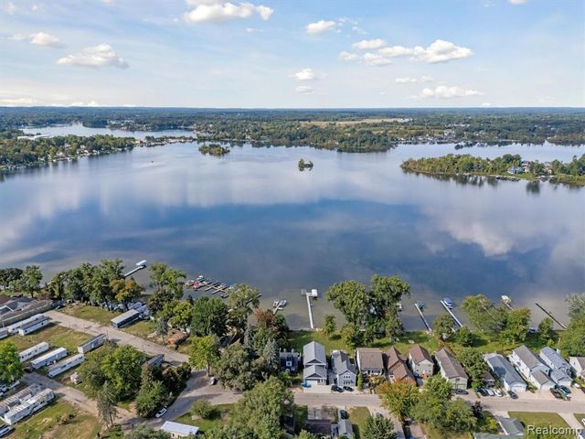 14206 Eastview Drive, Fenton, MI 48430