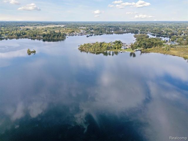 14206 Eastview Drive, Fenton, MI 48430