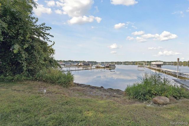 14206 Eastview Drive, Fenton, MI 48430