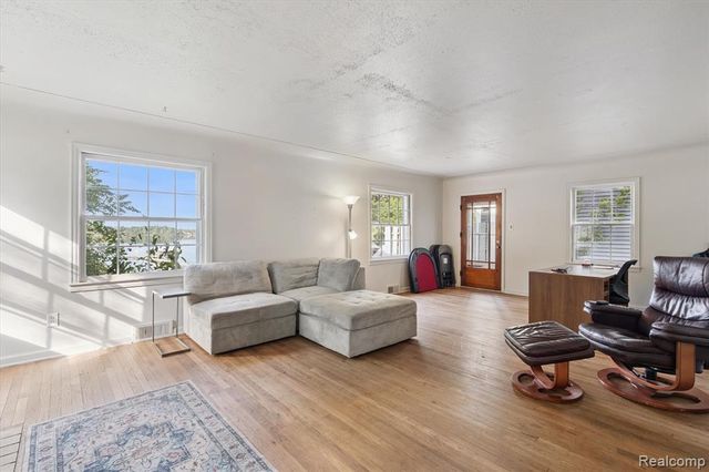 14206 Eastview Drive, Fenton, MI 48430