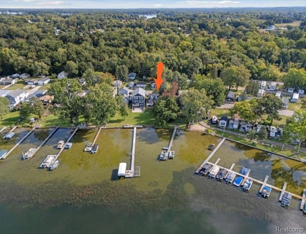 14206 Eastview Drive, Fenton, MI 48430