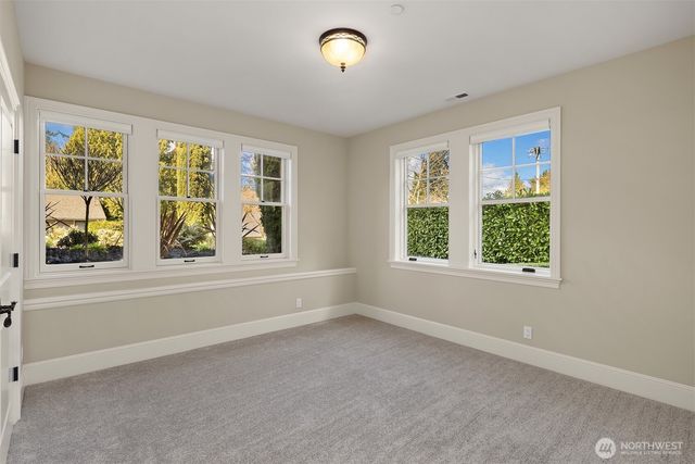 2212 77th Avenue SE, Mercer Island, WA 98040