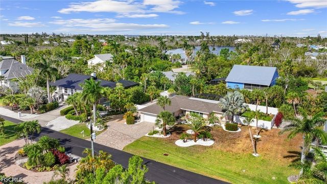 9428 Moonlight DR, Sanibel, FL 33957