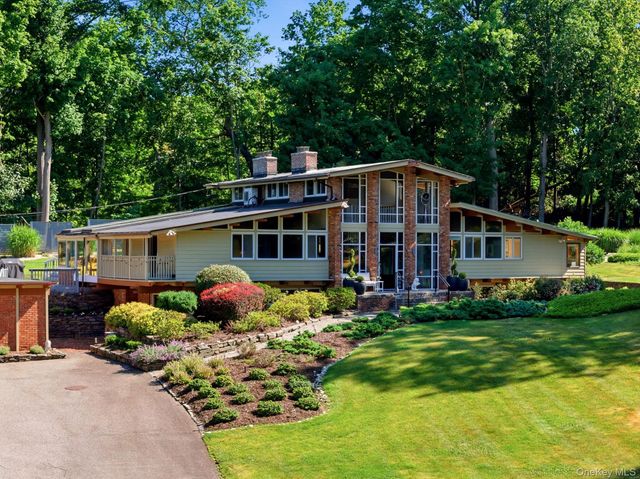 2 Fiddlers Green Drive, Lloyd Harbor, NY 11743