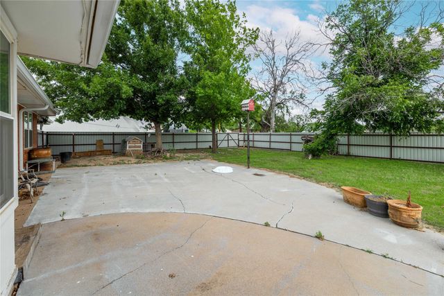 201 Palestine Street, Coleman, TX 76834