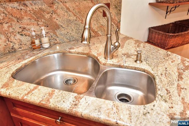 30 N Bayard Lane, Mahwah, NJ 07430