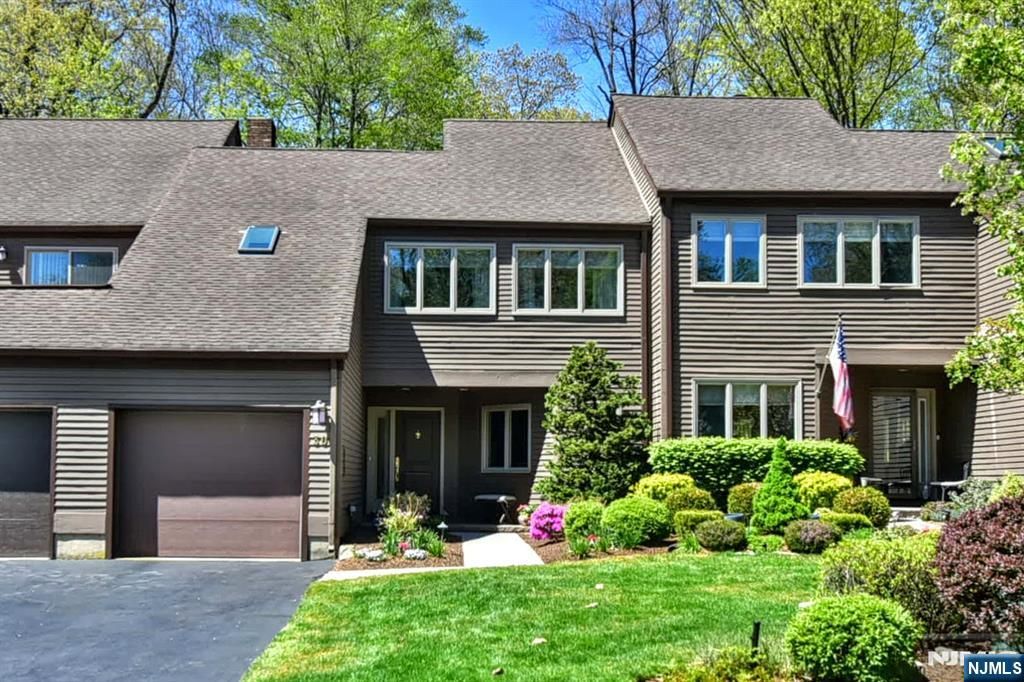30 N Bayard Lane, Mahwah, NJ 07430