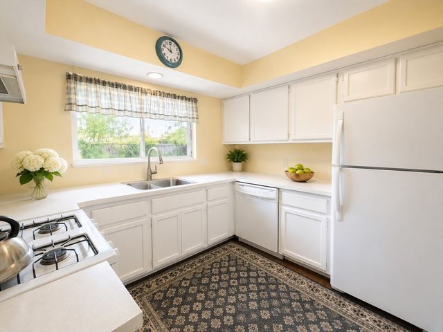 91 Rosewood Dr 91, Stoughton, MA 02072