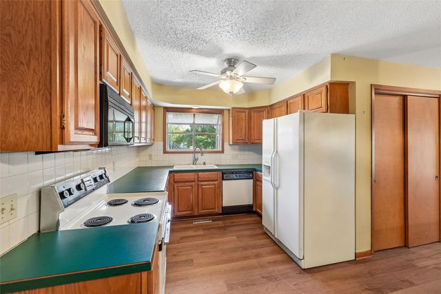 6856 Sharon Drive, Urbandale, IA 50322