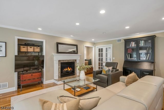 4 Burma Rd, Wyckoff Twp., NJ 07481