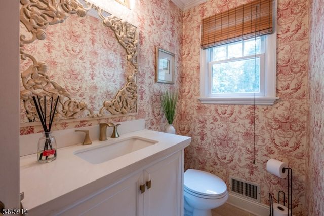 4 Burma Rd, Wyckoff Twp., NJ 07481