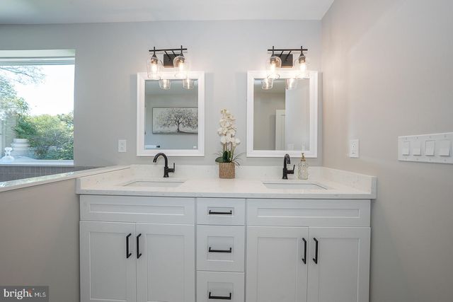 942 SURREY DR, Blue Bell, PA 19422
