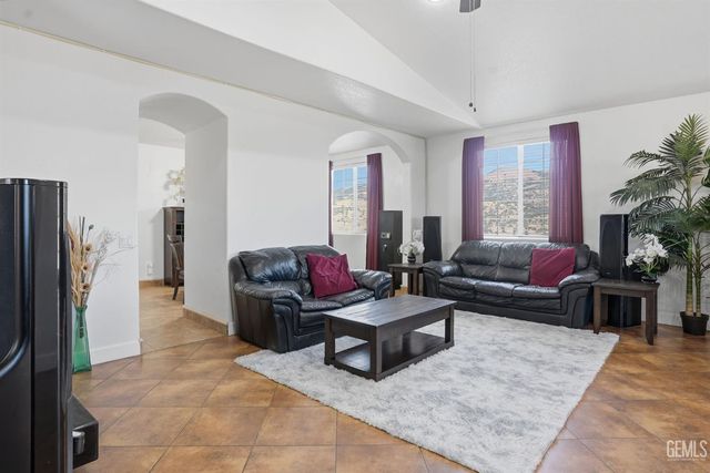 19701 Dovetail Court, Tehachapi, CA 93561