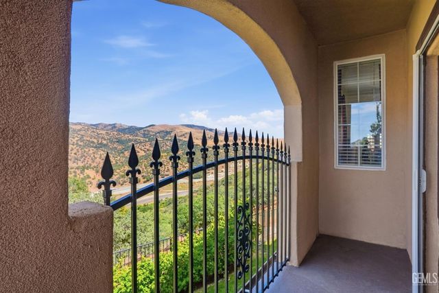 19701 Dovetail Court, Tehachapi, CA 93561