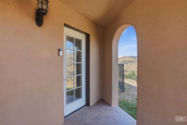 19701 Dovetail Court, Tehachapi, CA 93561