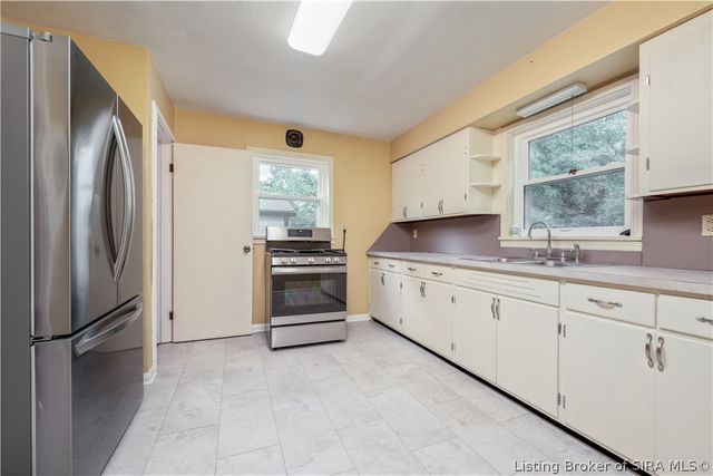 1812 Crestview Drive, New Albany, IN 47150