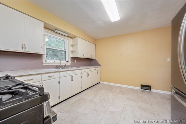 1812 Crestview Drive, New Albany, IN 47150