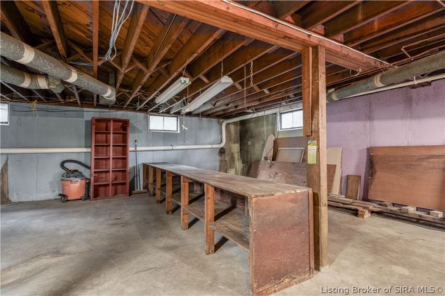 1812 Crestview Drive, New Albany, IN 47150