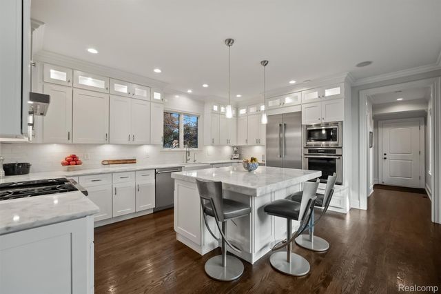 570 Pierce Street, Birmingham, MI 48009