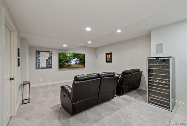 570 Pierce Street, Birmingham, MI 48009