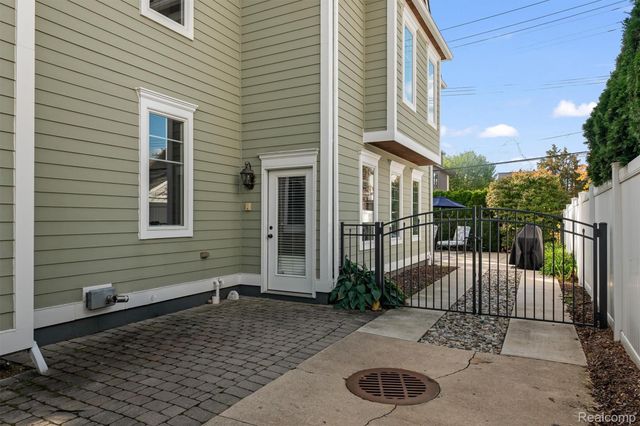 570 Pierce Street, Birmingham, MI 48009