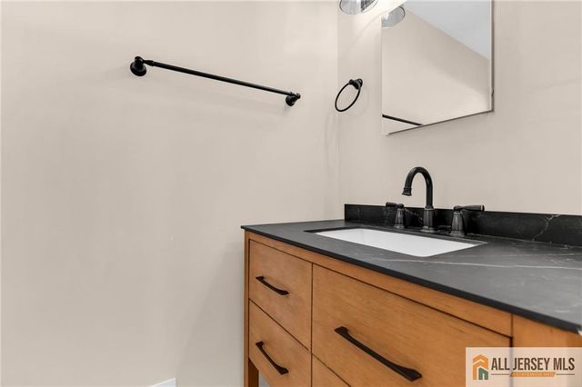 102 Avonridge Road, Raritan, NJ 08869