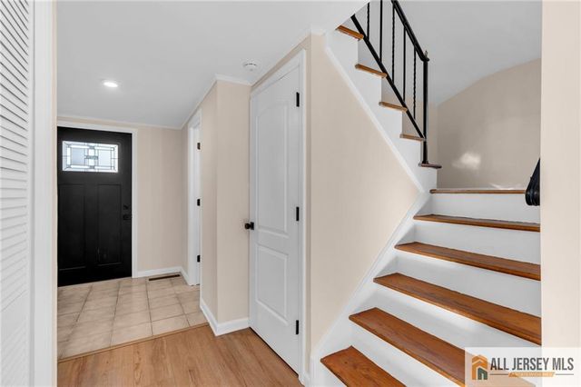 102 Avonridge Road, Raritan, NJ 08869
