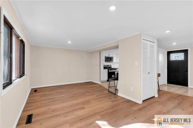 102 Avonridge Road, Raritan, NJ 08869