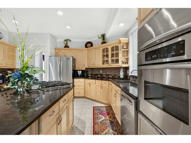 3555 VISTA RIDGE Dr, West Linn, OR 97068
