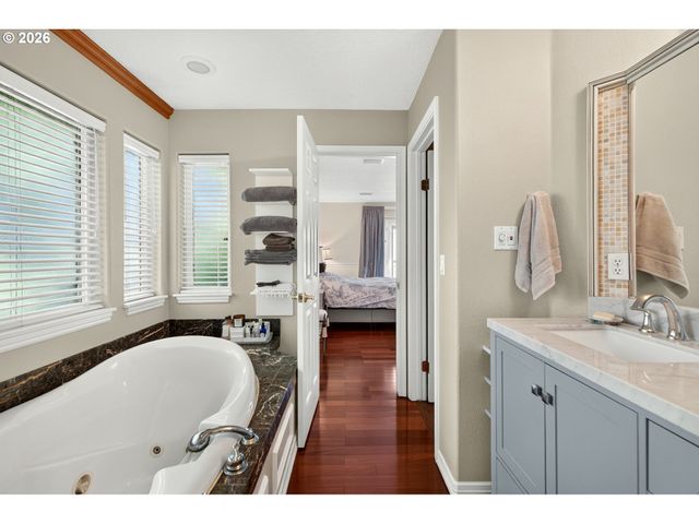 3555 VISTA RIDGE Dr, West Linn, OR 97068
