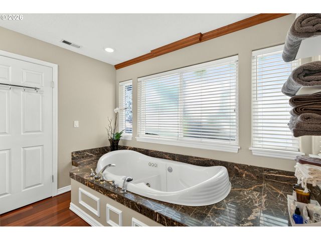 3555 VISTA RIDGE Dr, West Linn, OR 97068