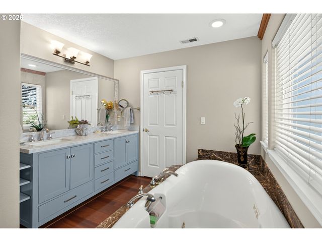 3555 VISTA RIDGE Dr, West Linn, OR 97068