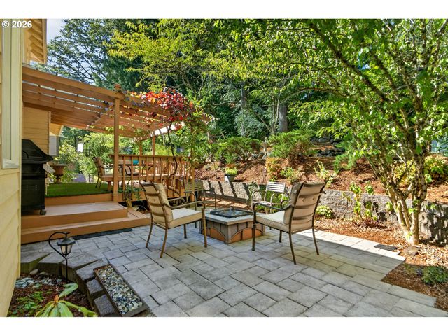 3555 VISTA RIDGE Dr, West Linn, OR 97068