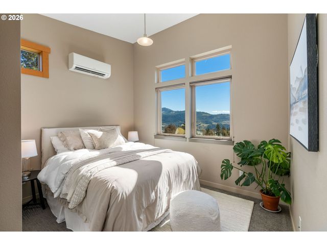 591 Ne GRANDVIEW Blvd, White Salmon, WA 98672