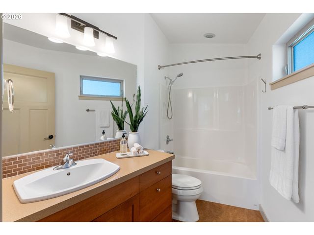 591 Ne GRANDVIEW Blvd, White Salmon, WA 98672