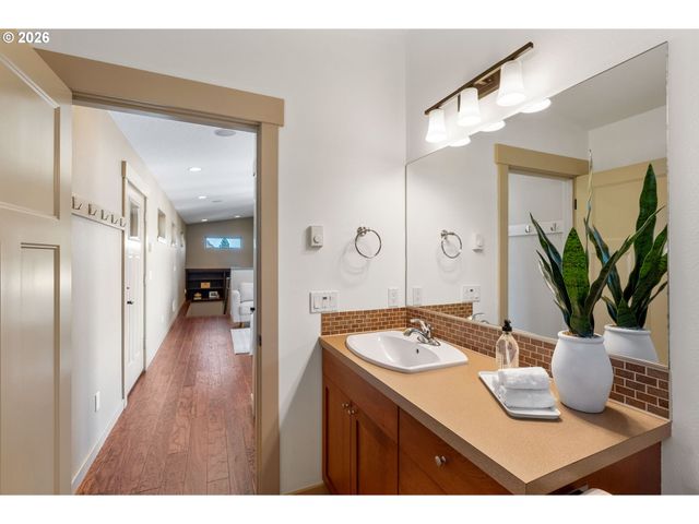 591 Ne GRANDVIEW Blvd, White Salmon, WA 98672