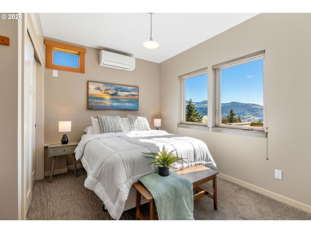 591 Ne GRANDVIEW Blvd, White Salmon, WA 98672