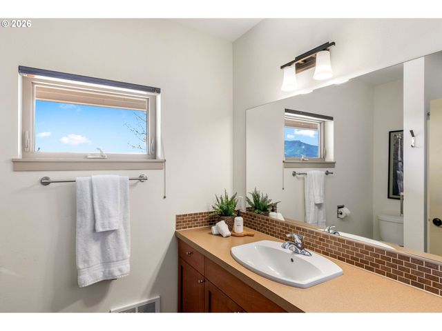 591 Ne GRANDVIEW Blvd, White Salmon, WA 98672