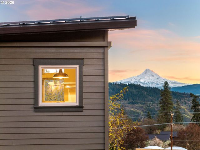 591 Ne GRANDVIEW Blvd, White Salmon, WA 98672