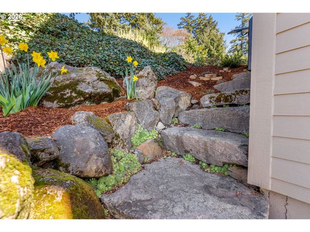 591 Ne GRANDVIEW Blvd, White Salmon, WA 98672