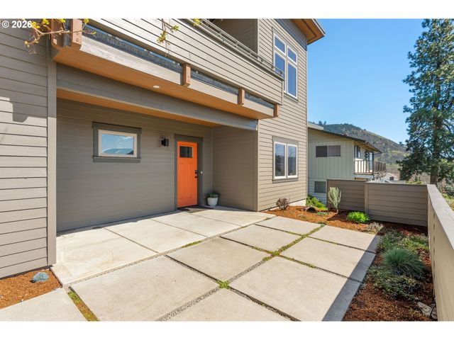 591 Ne GRANDVIEW Blvd, White Salmon, WA 98672
